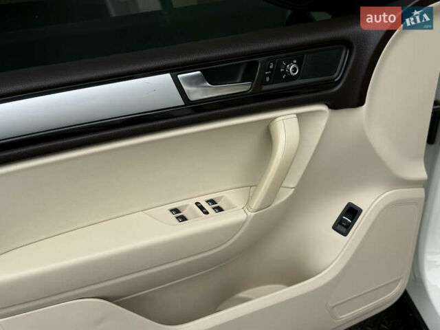 Білий Фольксваген Туарег, об'ємом двигуна 3.6 л та пробігом 250 тис. км за 14800 $, фото 14 на Automoto.ua