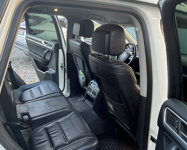 Белый Фольксваген Туарег, объемом двигателя 2.97 л и пробегом 262 тыс. км за 18500 $, фото 19 на Automoto.ua