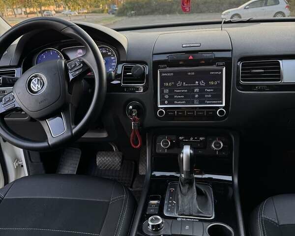 Білий Фольксваген Туарег, об'ємом двигуна 3 л та пробігом 200 тис. км за 18000 $, фото 9 на Automoto.ua