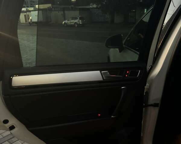 Білий Фольксваген Туарег, об'ємом двигуна 4.13 л та пробігом 195 тис. км за 26500 $, фото 20 на Automoto.ua