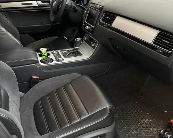 Белый Фольксваген Туарег, объемом двигателя 2.97 л и пробегом 221 тыс. км за 18500 $, фото 7 на Automoto.ua