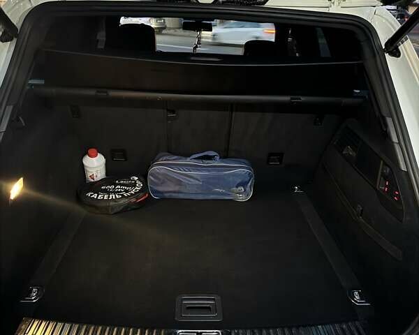 Білий Фольксваген Туарег, об'ємом двигуна 4.13 л та пробігом 195 тис. км за 26500 $, фото 21 на Automoto.ua