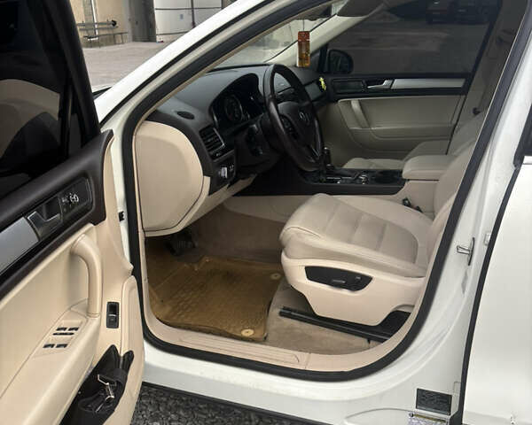 Білий Фольксваген Туарег, об'ємом двигуна 2.97 л та пробігом 296 тис. км за 16800 $, фото 5 на Automoto.ua