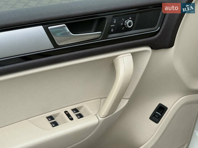 Белый Фольксваген Туарег, объемом двигателя 2.97 л и пробегом 189 тыс. км за 17450 $, фото 31 на Automoto.ua