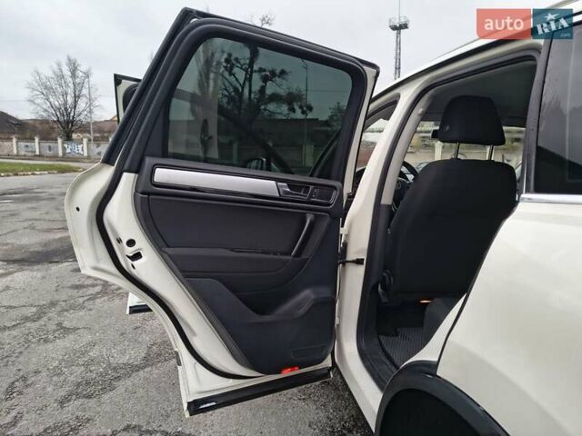 Белый Фольксваген Туарег, объемом двигателя 3 л и пробегом 346 тыс. км за 13500 $, фото 12 на Automoto.ua