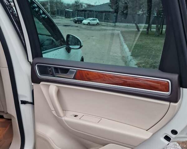 Белый Фольксваген Туарег, объемом двигателя 2.97 л и пробегом 240 тыс. км за 17900 $, фото 20 на Automoto.ua