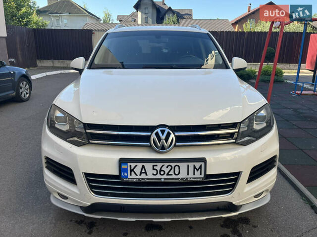 Белый Фольксваген Туарег, объемом двигателя 2.97 л и пробегом 262 тыс. км за 18500 $, фото 2 на Automoto.ua