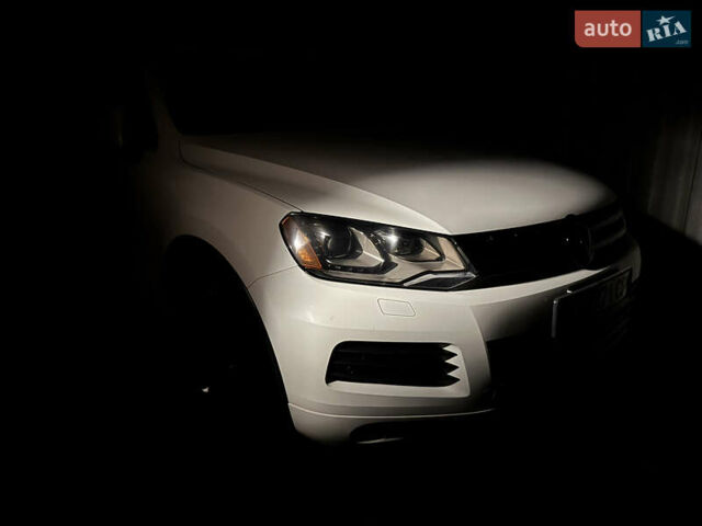 Білий Фольксваген Туарег, об'ємом двигуна 2.97 л та пробігом 298 тис. км за 19000 $, фото 17 на Automoto.ua