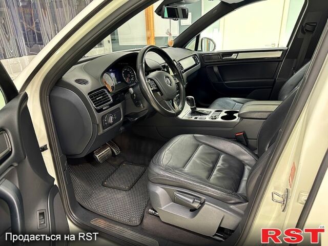 Білий Фольксваген Туарег, об'ємом двигуна 3 л та пробігом 223 тис. км за 19500 $, фото 4 на Automoto.ua