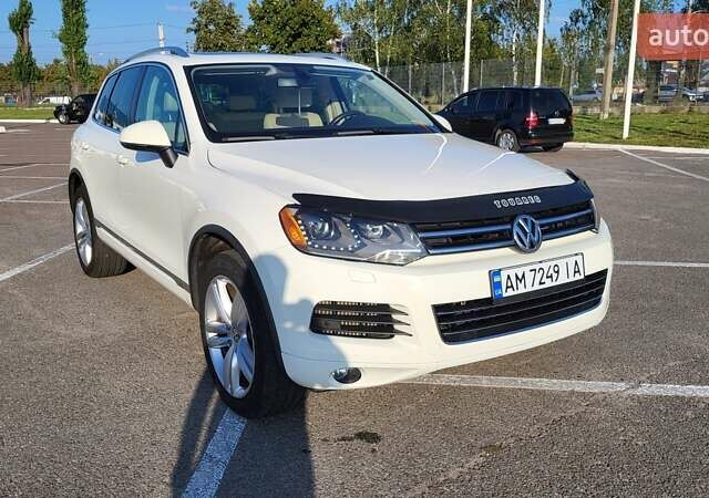 Белый Фольксваген Туарег, объемом двигателя 2.97 л и пробегом 320 тыс. км за 15400 $, фото 2 на Automoto.ua