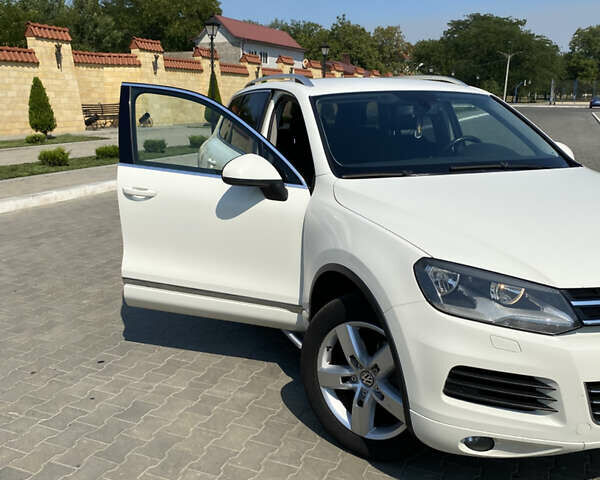 Белый Фольксваген Туарег, объемом двигателя 2.97 л и пробегом 259 тыс. км за 23000 $, фото 32 на Automoto.ua