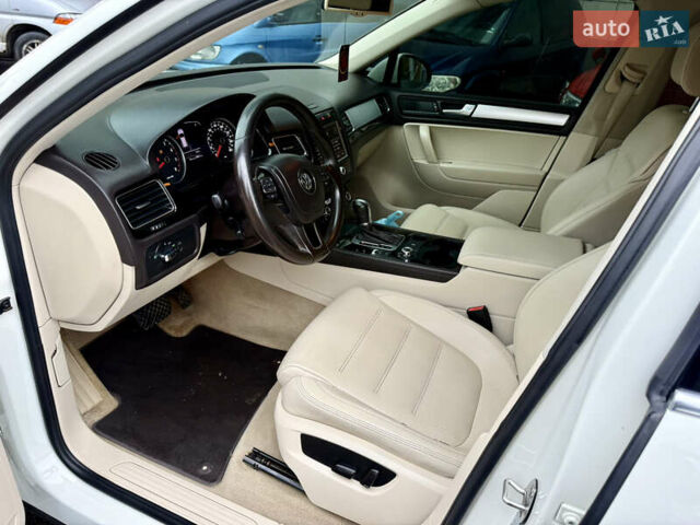 Білий Фольксваген Туарег, об'ємом двигуна 3.6 л та пробігом 250 тис. км за 14800 $, фото 12 на Automoto.ua