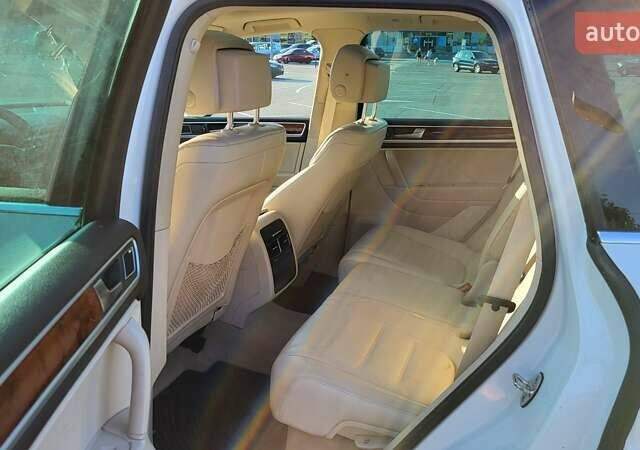 Белый Фольксваген Туарег, объемом двигателя 2.97 л и пробегом 320 тыс. км за 15400 $, фото 18 на Automoto.ua