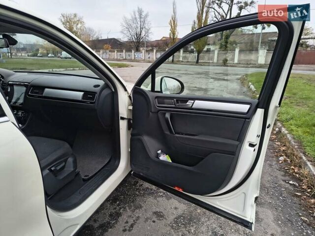 Белый Фольксваген Туарег, объемом двигателя 3 л и пробегом 346 тыс. км за 13500 $, фото 17 на Automoto.ua