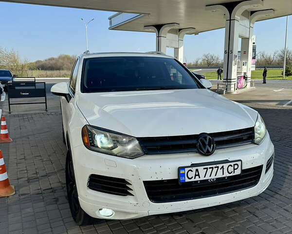 Білий Фольксваген Туарег, об'ємом двигуна 2.97 л та пробігом 298 тис. км за 19000 $, фото 28 на Automoto.ua