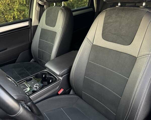 Білий Фольксваген Туарег, об'ємом двигуна 3 л та пробігом 200 тис. км за 18000 $, фото 11 на Automoto.ua