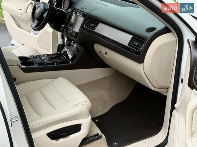 Білий Фольксваген Туарег, об'ємом двигуна 3.6 л та пробігом 250 тис. км за 14800 $, фото 9 на Automoto.ua