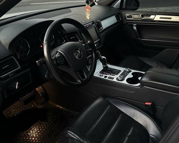 Білий Фольксваген Туарег, об'ємом двигуна 4.13 л та пробігом 195 тис. км за 26500 $, фото 15 на Automoto.ua