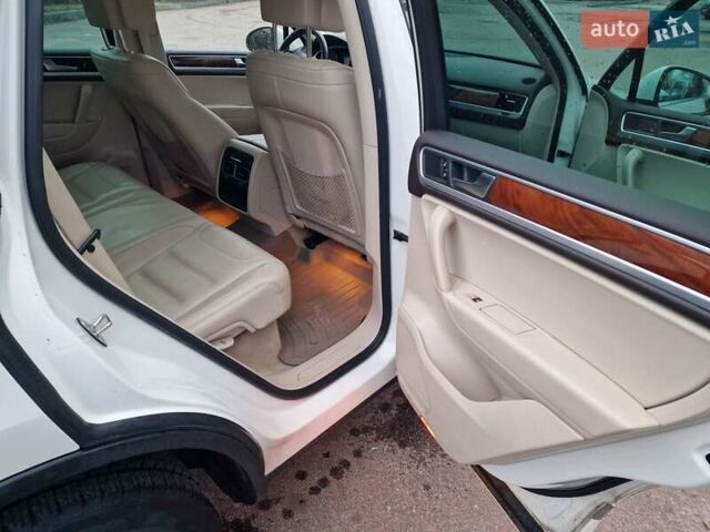 Белый Фольксваген Туарег, объемом двигателя 2.97 л и пробегом 240 тыс. км за 17900 $, фото 21 на Automoto.ua