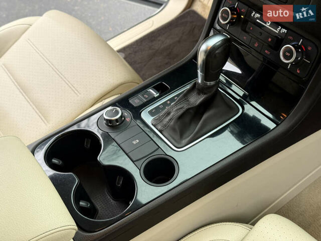 Білий Фольксваген Туарег, об'ємом двигуна 3.6 л та пробігом 250 тис. км за 14800 $, фото 11 на Automoto.ua