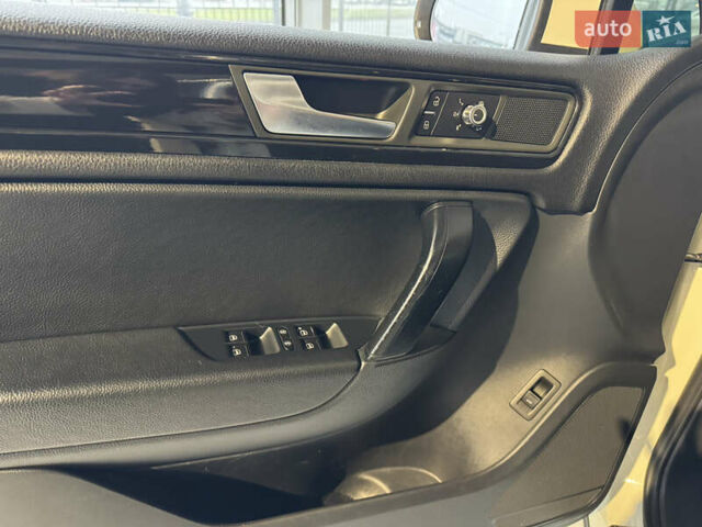 Белый Фольксваген Туарег, объемом двигателя 3.6 л и пробегом 280 тыс. км за 14500 $, фото 12 на Automoto.ua