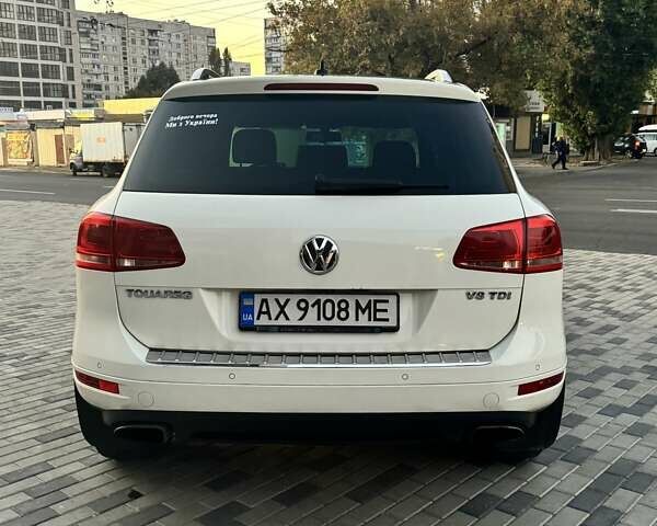 Білий Фольксваген Туарег, об'ємом двигуна 4.13 л та пробігом 195 тис. км за 26500 $, фото 3 на Automoto.ua