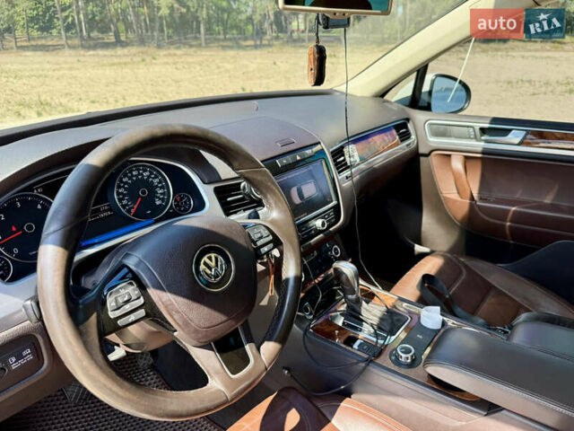 Білий Фольксваген Туарег, об'ємом двигуна 2.97 л та пробігом 298 тис. км за 19000 $, фото 2 на Automoto.ua