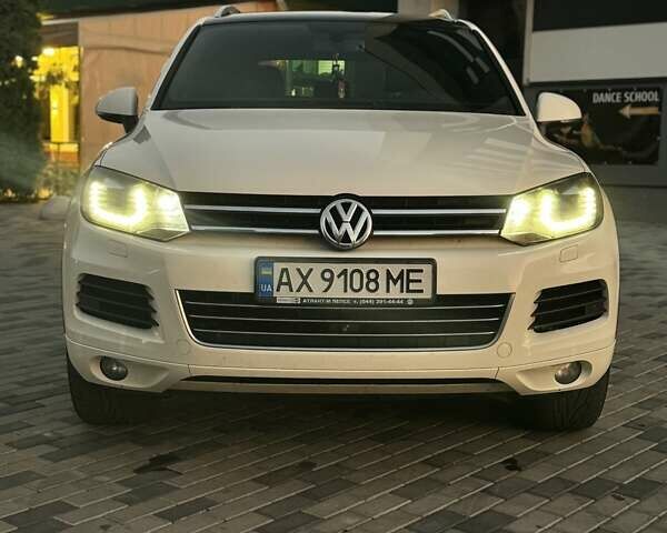 Білий Фольксваген Туарег, об'ємом двигуна 4.13 л та пробігом 195 тис. км за 26500 $, фото 9 на Automoto.ua