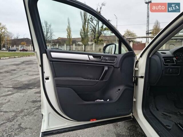 Белый Фольксваген Туарег, объемом двигателя 3 л и пробегом 346 тыс. км за 13500 $, фото 3 на Automoto.ua