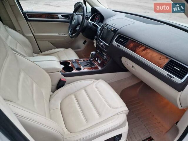 Белый Фольксваген Туарег, объемом двигателя 2.97 л и пробегом 240 тыс. км за 17900 $, фото 26 на Automoto.ua