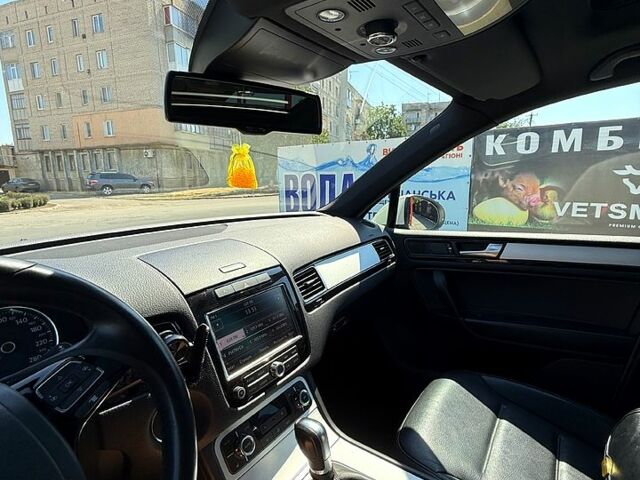 Білий Фольксваген Туарег, об'ємом двигуна 3 л та пробігом 223 тис. км за 19500 $, фото 5 на Automoto.ua