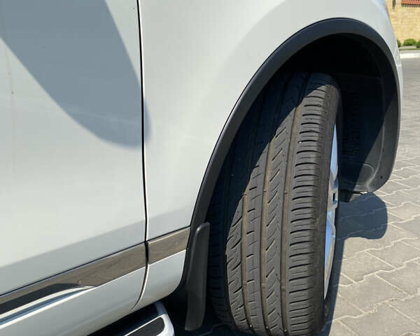 Белый Фольксваген Туарег, объемом двигателя 2.97 л и пробегом 259 тыс. км за 23000 $, фото 4 на Automoto.ua