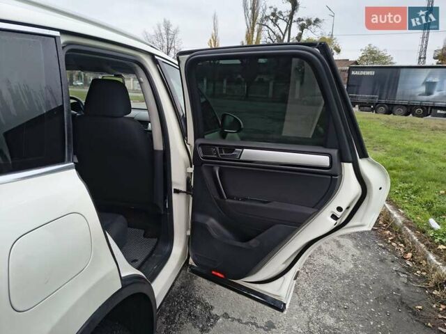 Белый Фольксваген Туарег, объемом двигателя 3 л и пробегом 346 тыс. км за 13500 $, фото 15 на Automoto.ua