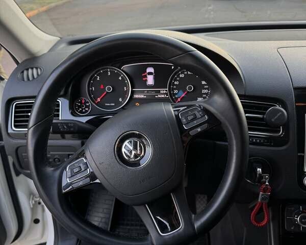 Білий Фольксваген Туарег, об'ємом двигуна 3 л та пробігом 200 тис. км за 18000 $, фото 10 на Automoto.ua