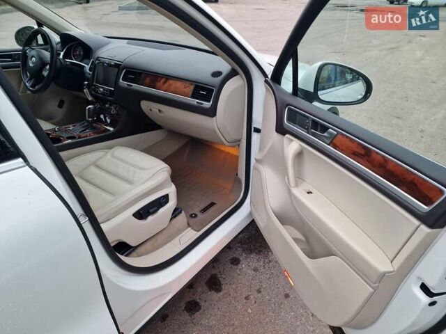 Белый Фольксваген Туарег, объемом двигателя 2.97 л и пробегом 240 тыс. км за 17900 $, фото 25 на Automoto.ua