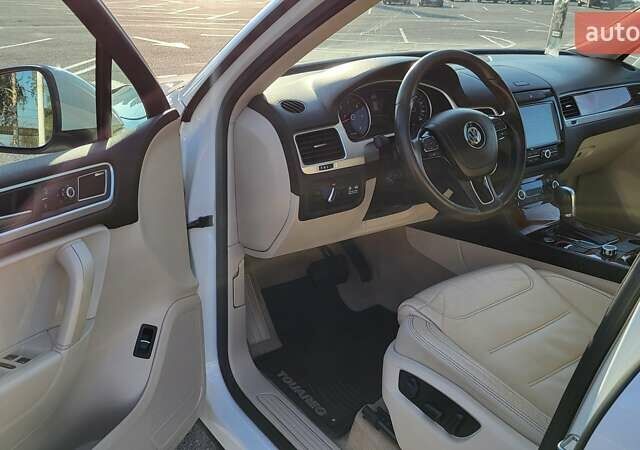 Белый Фольксваген Туарег, объемом двигателя 2.97 л и пробегом 320 тыс. км за 15400 $, фото 16 на Automoto.ua