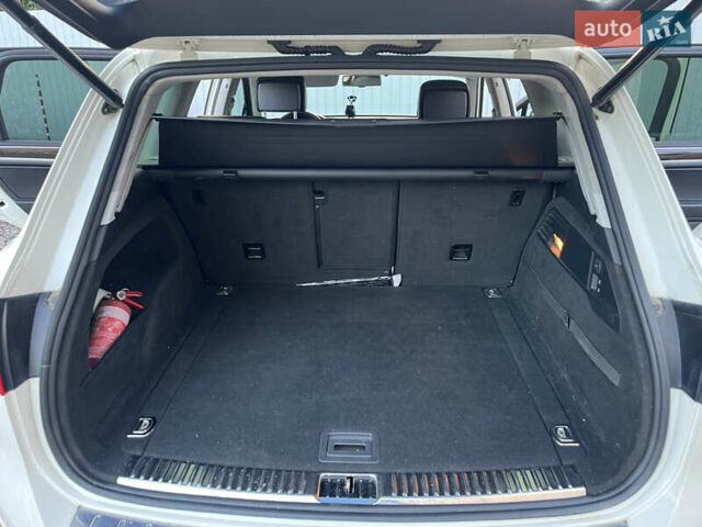 Белый Фольксваген Туарег, объемом двигателя 2.97 л и пробегом 262 тыс. км за 18500 $, фото 25 на Automoto.ua