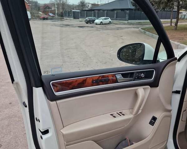 Белый Фольксваген Туарег, объемом двигателя 2.97 л и пробегом 240 тыс. км за 17900 $, фото 10 на Automoto.ua