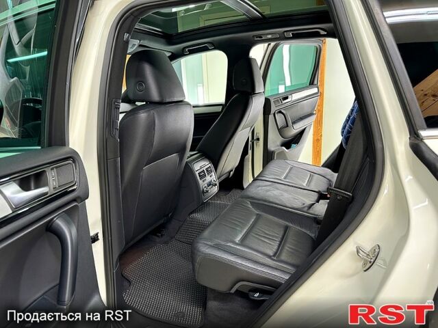 Білий Фольксваген Туарег, об'ємом двигуна 3 л та пробігом 223 тис. км за 19500 $, фото 3 на Automoto.ua