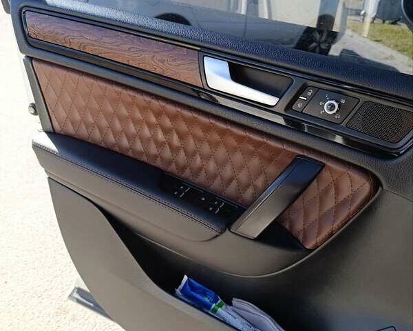 Белый Фольксваген Туарег, объемом двигателя 2.97 л и пробегом 250 тыс. км за 19000 $, фото 3 на Automoto.ua