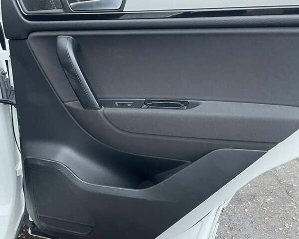 Білий Фольксваген Туарег, об'ємом двигуна 2.97 л та пробігом 130 тис. км за 21300 $, фото 35 на Automoto.ua