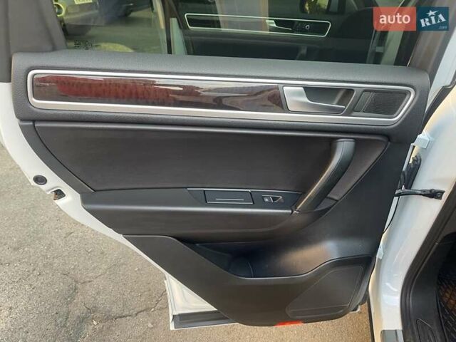 Белый Фольксваген Туарег, объемом двигателя 2.97 л и пробегом 244 тыс. км за 17000 $, фото 22 на Automoto.ua