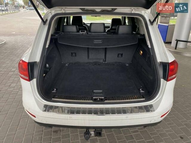 Белый Фольксваген Туарег, объемом двигателя 2.97 л и пробегом 209 тыс. км за 18000 $, фото 25 на Automoto.ua