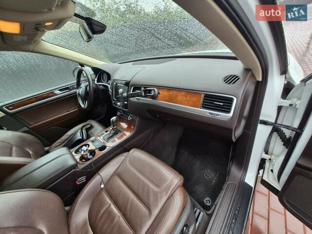 Белый Фольксваген Туарег, объемом двигателя 2.97 л и пробегом 182 тыс. км за 17700 $, фото 24 на Automoto.ua