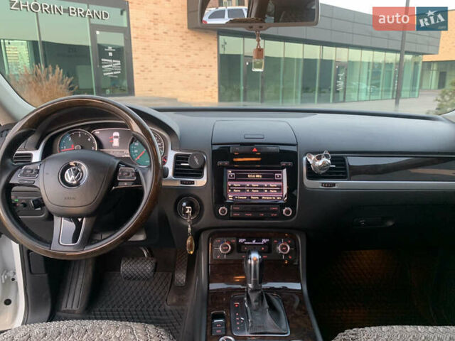 Белый Фольксваген Туарег, объемом двигателя 3 л и пробегом 330 тыс. км за 22000 $, фото 12 на Automoto.ua