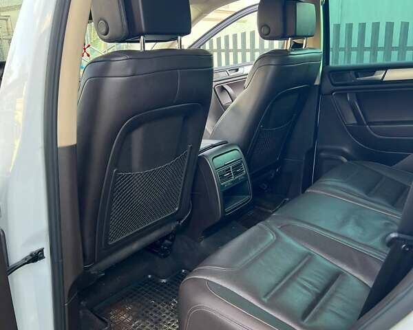 Білий Фольксваген Туарег, об'ємом двигуна 2.97 л та пробігом 337 тис. км за 18500 $, фото 19 на Automoto.ua