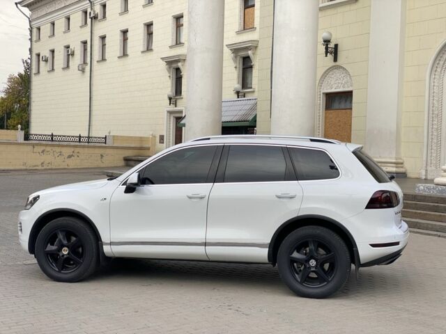Білий Фольксваген Туарег, об'ємом двигуна 3 л та пробігом 235 тис. км за 14800 $, фото 4 на Automoto.ua