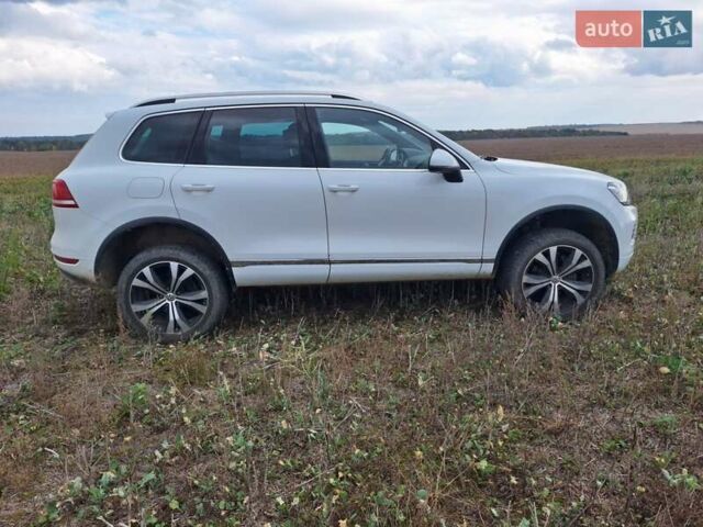 Белый Фольксваген Туарег, объемом двигателя 2.97 л и пробегом 239 тыс. км за 22000 $, фото 2 на Automoto.ua