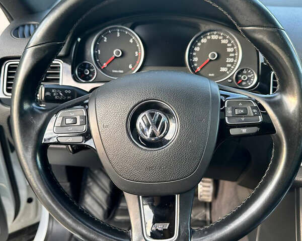 Белый Фольксваген Туарег, объемом двигателя 2.97 л и пробегом 242 тыс. км за 19999 $, фото 12 на Automoto.ua