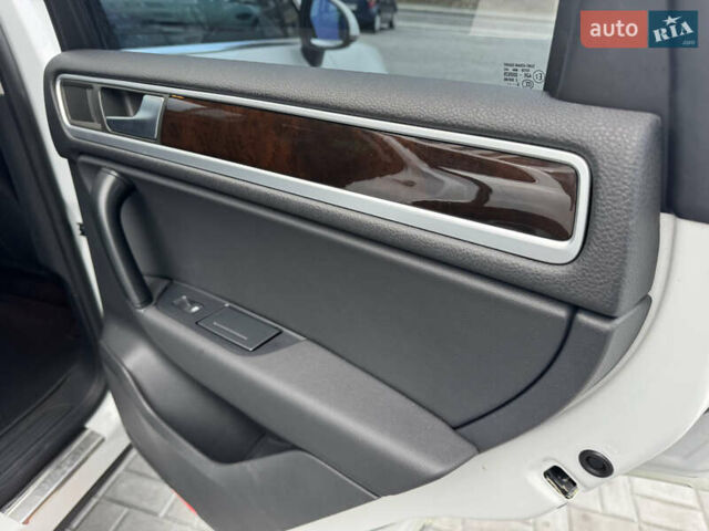 Белый Фольксваген Туарег, объемом двигателя 2.97 л и пробегом 209 тыс. км за 20500 $, фото 13 на Automoto.ua